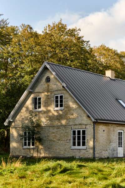 Zooming across the renovated Faxe manor with a new steel roof, Feddet 27, 4640 Faxe, Denmark